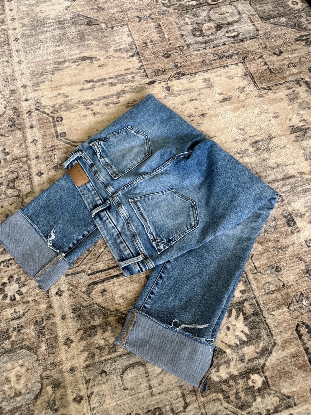 Buckle Medium Blue Cropped Ankle Jeans